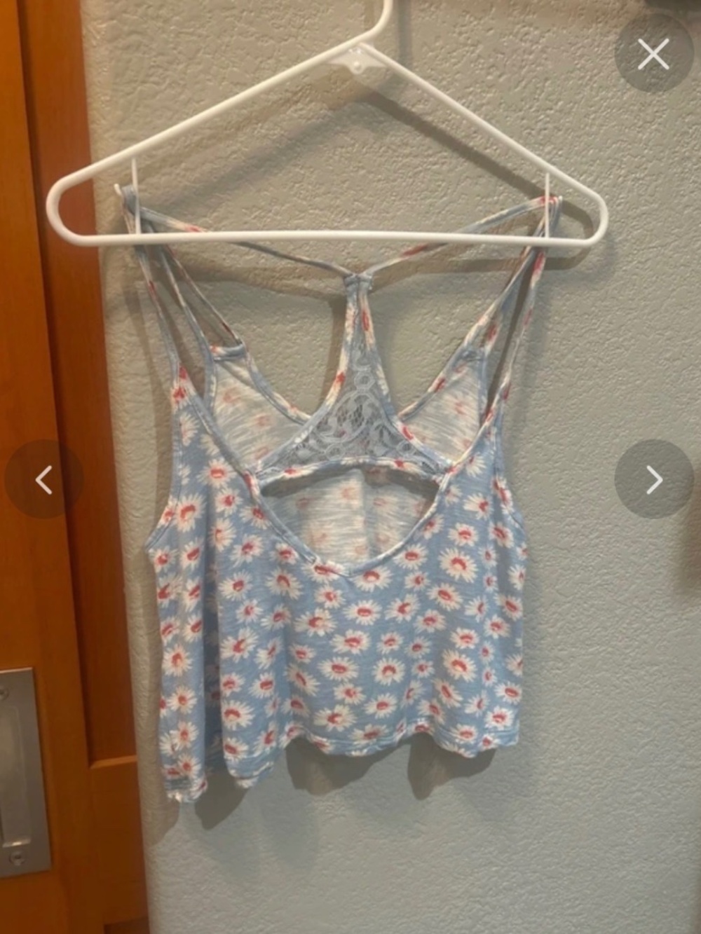 Adorable flowered crop top only worn once